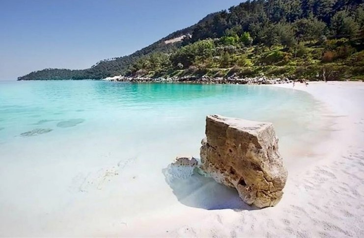 Ποια Καραϊβική.. Αυτή η εξωτική παραλία με την ολόλευκη άμμο και τα μαργαριταρένια βότσαλα βρίσκεται στην Ελλάδα