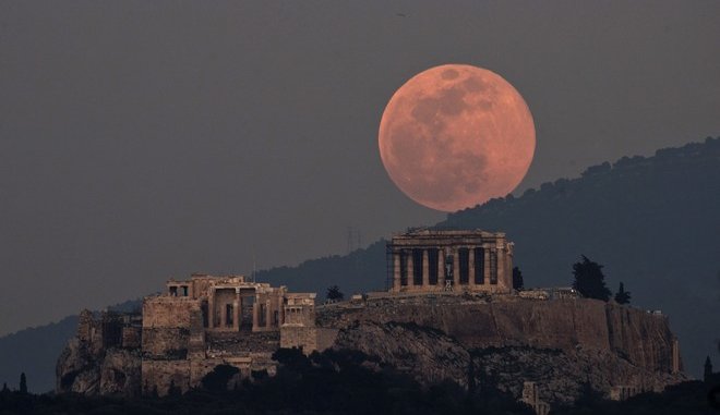 Μαγικές εικόνες από την Υπερσελήνη στην Αθήνα
