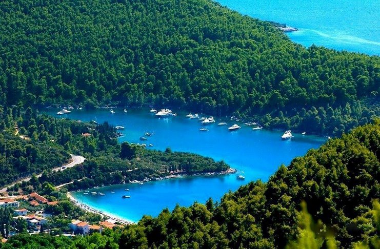 Σκόπελος: Το ελληνικό νησί δίπλα στη Σκιάθο με την τεράστια «καρδιά». Εκεί όπου το πράσινο σμίγει με το γαλάζιο.