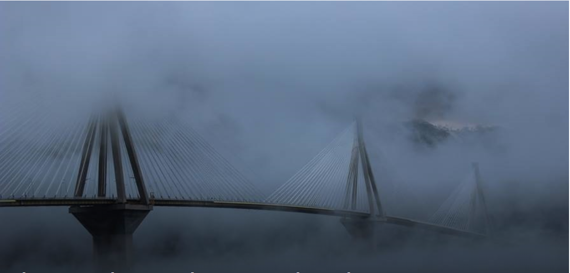 Όταν η γέφυρα Ρίου-Αντιρρίου χάνεται μέσα στην ομίχλη το θέαμα είναι μαγευτικό