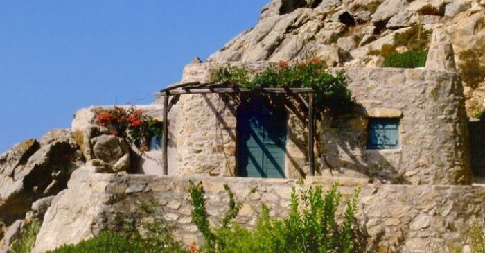 Το ωραιότερο πέτρινο σπίτι που έχετε δει ποτέ βρίσκεται σε ένα Ελληνικό νησί!