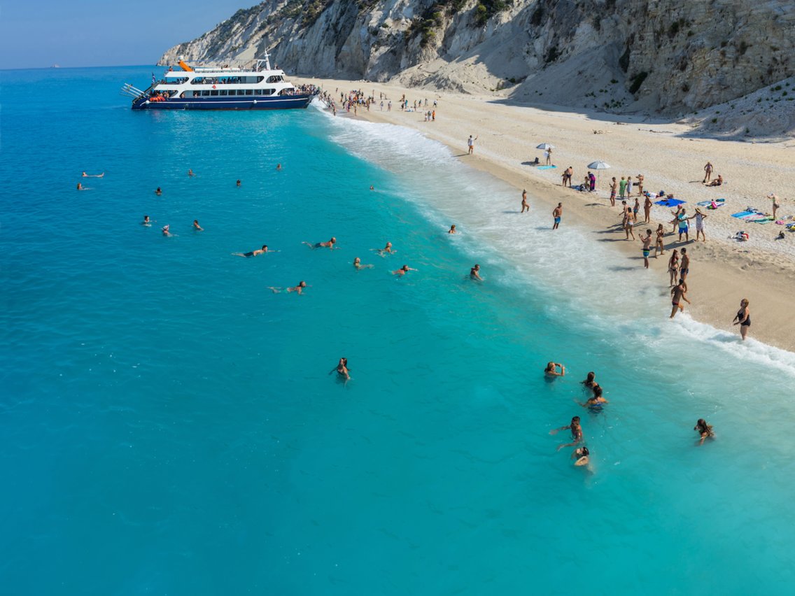 Στην Λευκάδα η παραλία με τα πιο γαλάζια νερά στον κόσμο