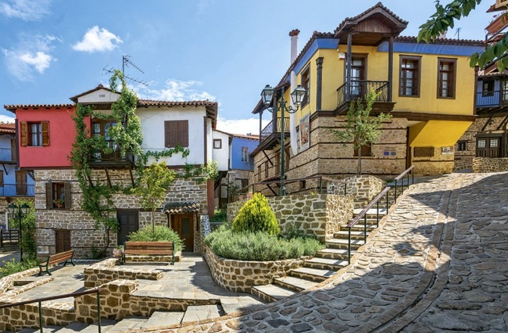 Αρναία: Το ωραιότερο χωριό της Χαλκιδικής μοιάζει ολόκληρο με έργο τέχνης