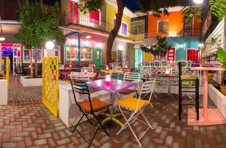 Το μαγαζί με την πιο πολύχρωμη αυλή της Αθήνας βρίσκεται στο Χαλάνδρι