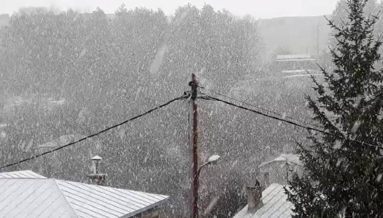 Ελλάδα Χιόνια μέσα στον Μάιο – Χιονίζει από το πρωί στην Φλώρινα
