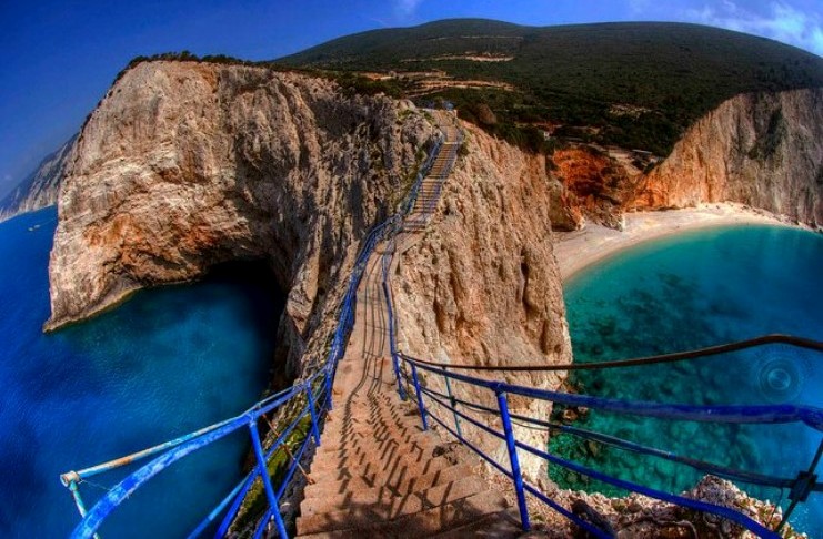 Πόρτο Κατσίκι: Η μαγική παραλία της Λευκάδας που για να φτάσεις πρέπει να κατέβεις 100 σκαλοπάτια