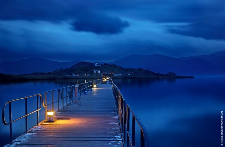 Υπάρχει ένα μαγικό ελληνικό χωριουδάκι σε νησί στο οποίο μπορείς να πας μόνο διασχίζοντας μια πλωτή πεζογέφυρα 650 μέτρων