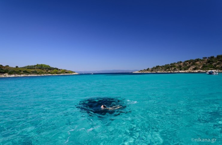 Το άγνωστο εξωτικό ελληνικό νησάκι που έχει ζεστά νερά όλο τον χρόνο και καθόλου κύμα!