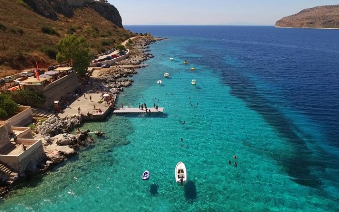 Το πέτρινο χωριό της λακωνικής Μάνης που είναι σαν να το γέννησε η θάλασσα