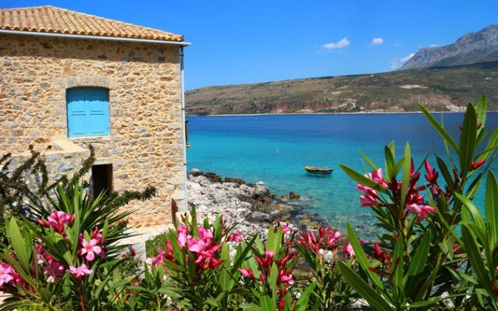 Το πέτρινο χωριό της λακωνικής Μάνης που είναι σαν να το γέννησε η θάλασσα