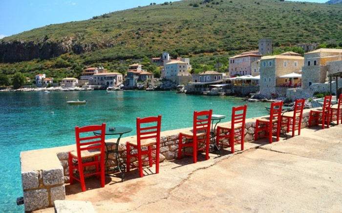 Το πέτρινο χωριό της λακωνικής Μάνης που είναι σαν να το γέννησε η θάλασσα