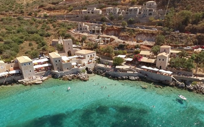 Το πέτρινο χωριό της λακωνικής Μάνης που είναι σαν να το γέννησε η θάλασσα
