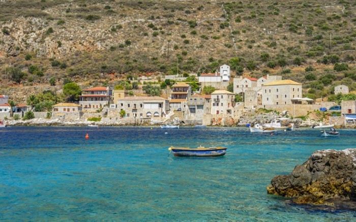 Το πέτρινο χωριό της λακωνικής Μάνης που είναι σαν να το γέννησε η θάλασσα