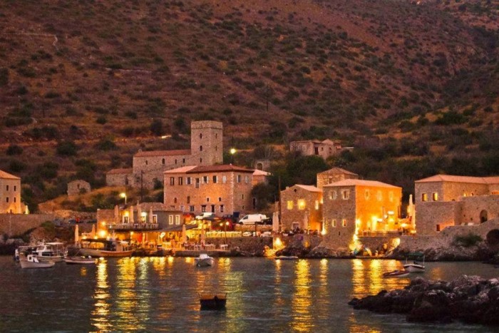 Το πέτρινο χωριό της λακωνικής Μάνης που είναι σαν να το γέννησε η θάλασσα