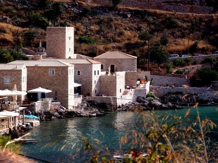 Το πέτρινο χωριό της λακωνικής Μάνης που είναι σαν να το γέννησε η θάλασσα