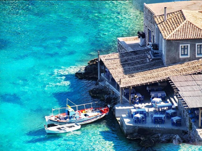 Το πέτρινο χωριό της λακωνικής Μάνης που είναι σαν να το γέννησε η θάλασσα