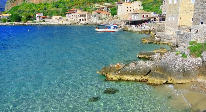Το πέτρινο χωριό της λακωνικής Μάνης που είναι σαν να το γέννησε η θάλασσα