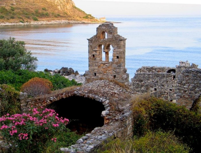 Το πέτρινο χωριό της λακωνικής Μάνης που είναι σαν να το γέννησε η θάλασσα