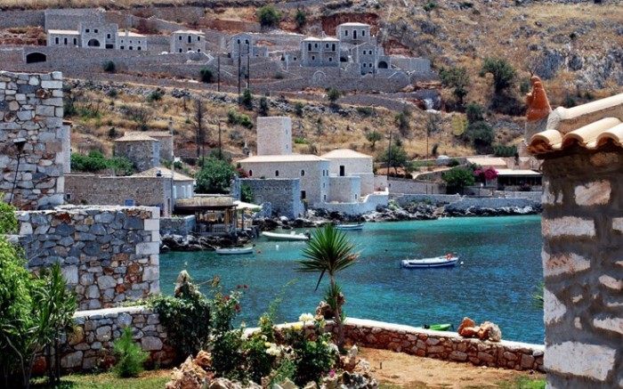 Το πέτρινο χωριό της λακωνικής Μάνης που είναι σαν να το γέννησε η θάλασσα
