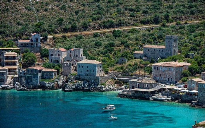 Το πέτρινο χωριό της λακωνικής Μάνης που είναι σαν να το γέννησε η θάλασσα