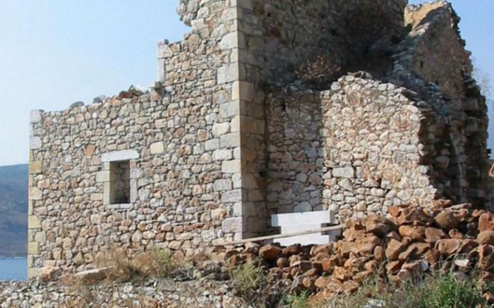 Το πέτρινο χωριό της λακωνικής Μάνης που είναι σαν να το γέννησε η θάλασσα