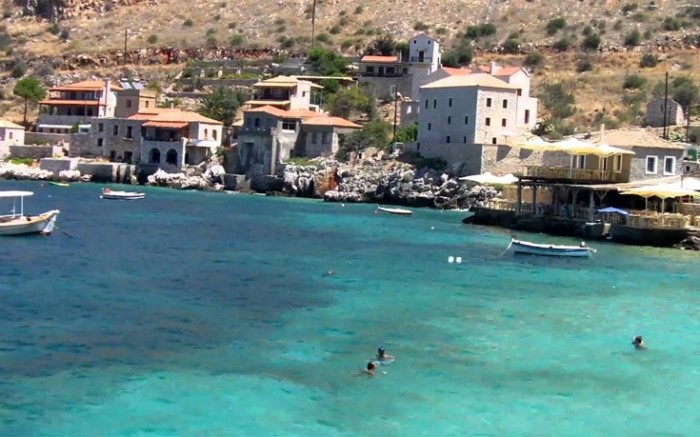 Το πέτρινο χωριό της λακωνικής Μάνης που είναι σαν να το γέννησε η θάλασσα