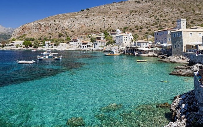 Το πέτρινο χωριό της λακωνικής Μάνης που είναι σαν να το γέννησε η θάλασσα