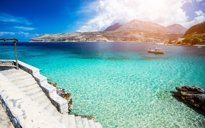 Το πέτρινο χωριό της λακωνικής Μάνης που είναι σαν να το γέννησε η θάλασσα