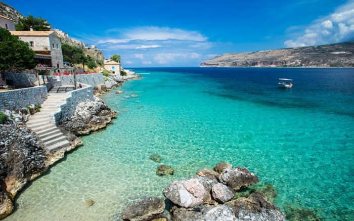 Το πέτρινο χωριό της λακωνικής Μάνης που είναι σαν να το γέννησε η θάλασσα