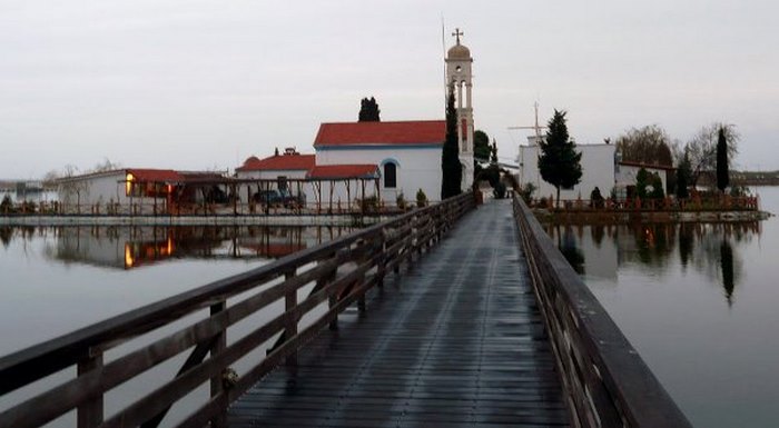 Το ωραιότερο μοναστήρι της Ελλάδας βρίσκεται πάνω σε δύο μικρά νησάκια που ενώνονται με μια ξύλινη γέφυρα!