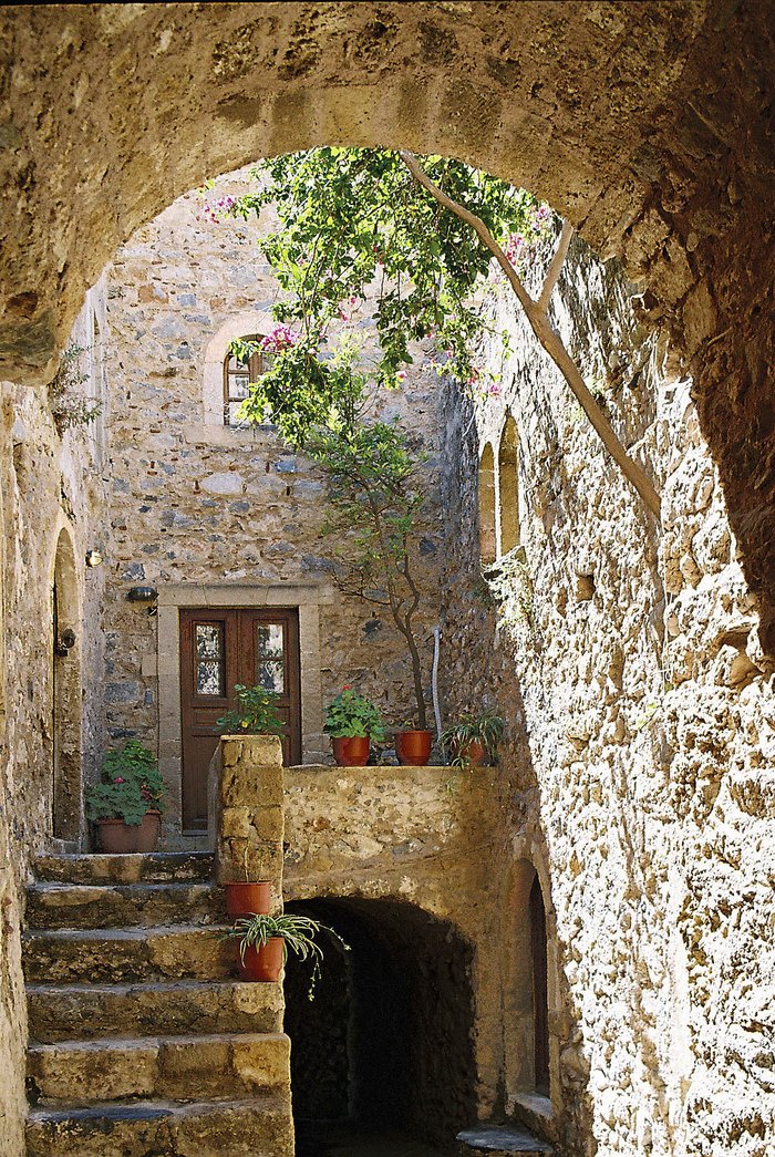 Η ομορφότερη κρυμμένη πόλη του κόσμου είναι Ελληνική. Βρίσκεται σφηνωμένη στις πλαγιές ενός τεράστιου βράχου