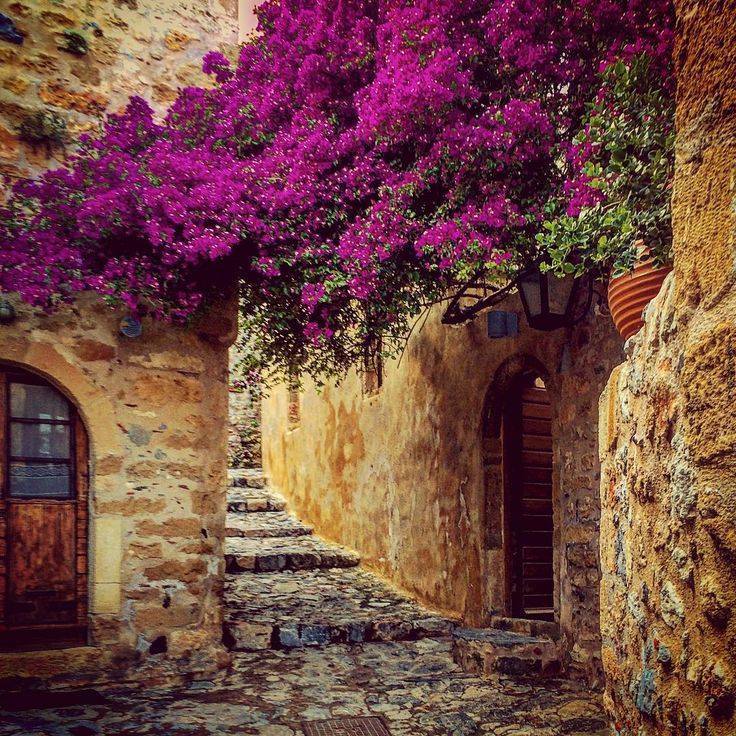 Η ομορφότερη κρυμμένη πόλη του κόσμου είναι Ελληνική. Βρίσκεται σφηνωμένη στις πλαγιές ενός τεράστιου βράχου