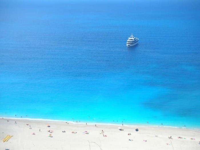 Η πολυβραβευμένη ελληνική παραλία με τα καταπράσινα νερά που την αποκαλούν.. «μικρό κομμάτι του ουρανού»!