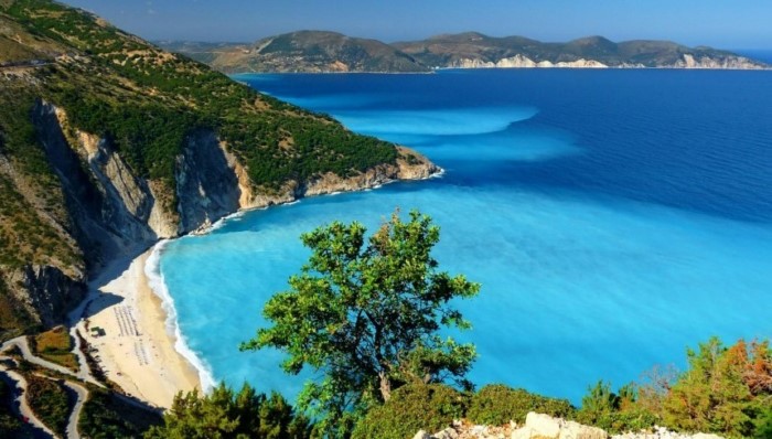 Η πολυβραβευμένη ελληνική παραλία με τα καταπράσινα νερά που την αποκαλούν.. «μικρό κομμάτι του ουρανού»!