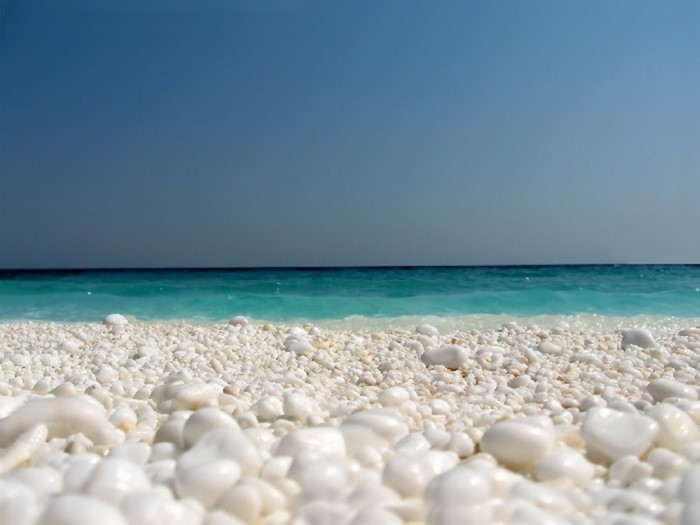 Ποια Καραϊβική.. Αυτή η εξωτική παραλία με την ολόλευκη άμμο και τα μαργαριταρένια βότσαλα βρίσκεται στην Ελλάδα!