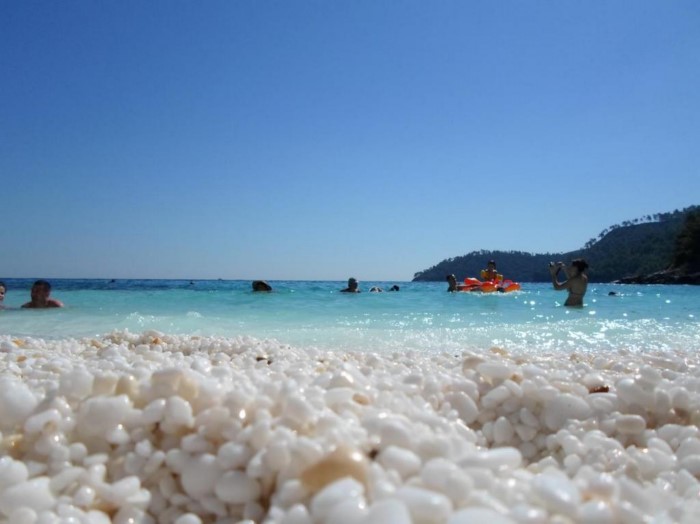 Ποια Καραϊβική.. Αυτή η εξωτική παραλία με την ολόλευκη άμμο και τα μαργαριταρένια βότσαλα βρίσκεται στην Ελλάδα! Ποια Καραϊβική.. Αυτή η εξωτική παραλία με την ολόλευκη άμμο και τα μαργαριταρένια βότσαλα βρίσκεται στην Ελλάδα!