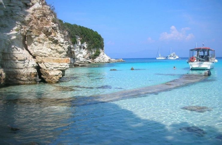Κάπως έτσι είναι ο Παράδεισος.. Η παραλία με τα λουλακί νερά που θεωρείται μια από τις ωραιότερες «κρυμμένες» παραλίες της Ευρώπης