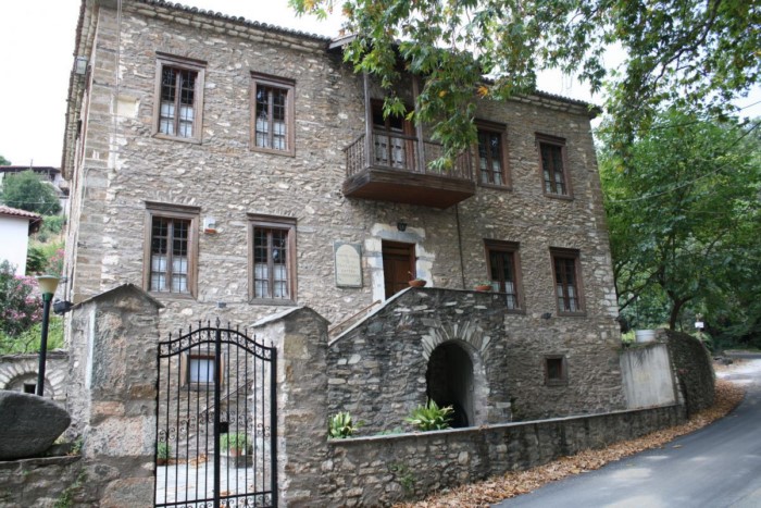 7 ελληνικά εναλλακτικά χωριά για ονειρικές διακοπές. Οι κρυμμένοι θησαυροί που πρέπει οπωσδήποτε να επισκεφθείς