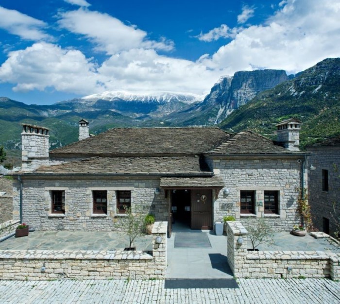 Το ελληνικό πέτρινο ξενοδοχείο που διεκδικεί την κορυφή του κόσμου