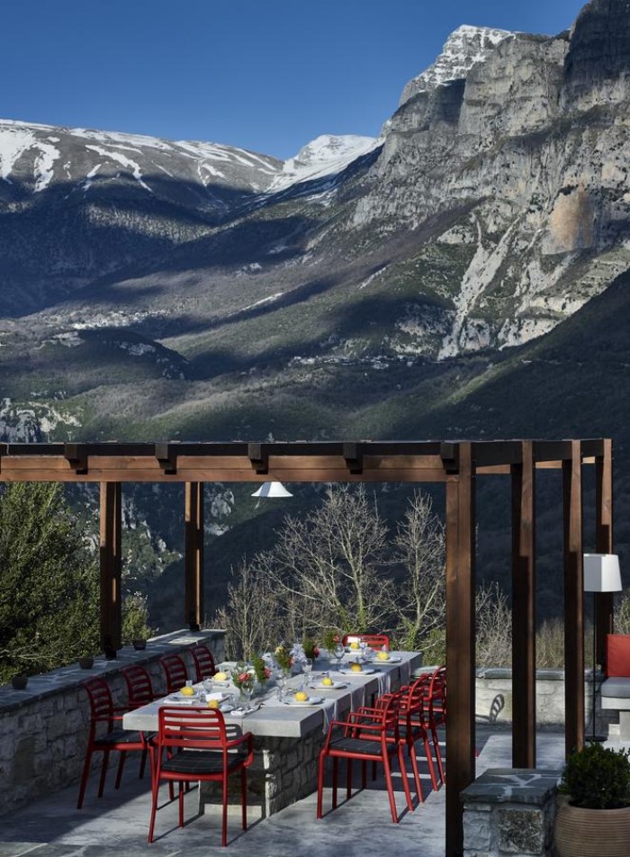 Το ελληνικό πέτρινο ξενοδοχείο που διεκδικεί την κορυφή του κόσμου