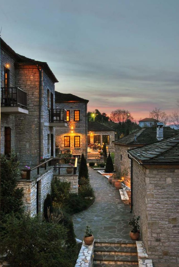 Το ελληνικό πέτρινο ξενοδοχείο που διεκδικεί την κορυφή του κόσμου