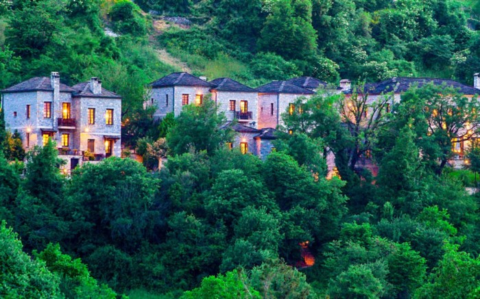 Το ελληνικό πέτρινο ξενοδοχείο που διεκδικεί την κορυφή του κόσμου