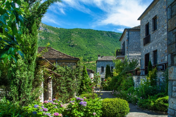 Το ελληνικό πέτρινο ξενοδοχείο που διεκδικεί την κορυφή του κόσμου