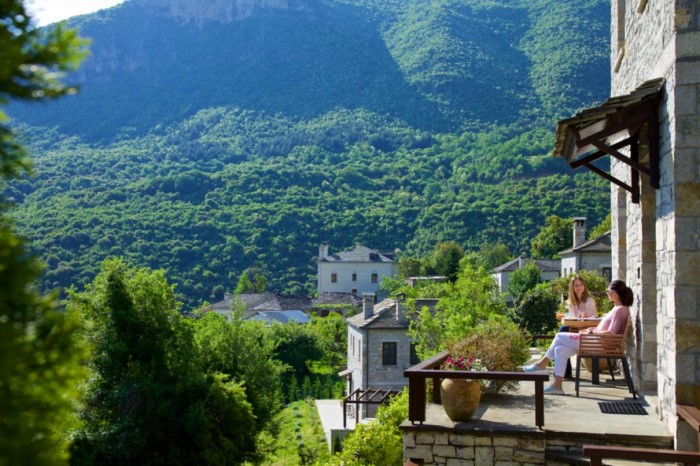 Το ελληνικό πέτρινο ξενοδοχείο που διεκδικεί την κορυφή του κόσμου
