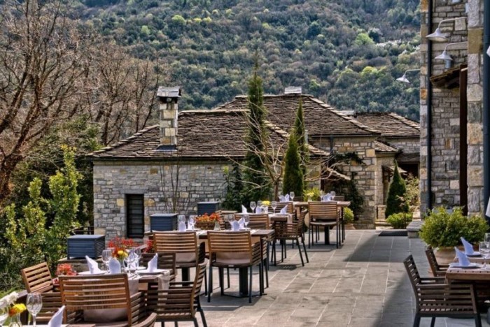 Το ελληνικό πέτρινο ξενοδοχείο που διεκδικεί την κορυφή του κόσμου