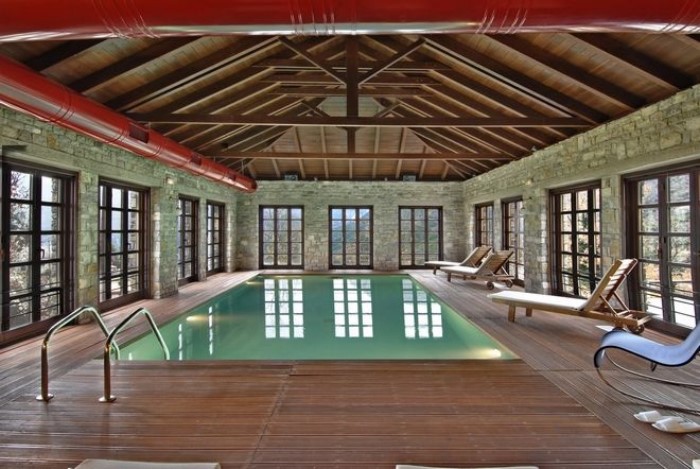 Το ελληνικό πέτρινο ξενοδοχείο που διεκδικεί την κορυφή του κόσμου