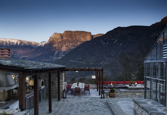 Το ελληνικό πέτρινο ξενοδοχείο που διεκδικεί την κορυφή του κόσμου