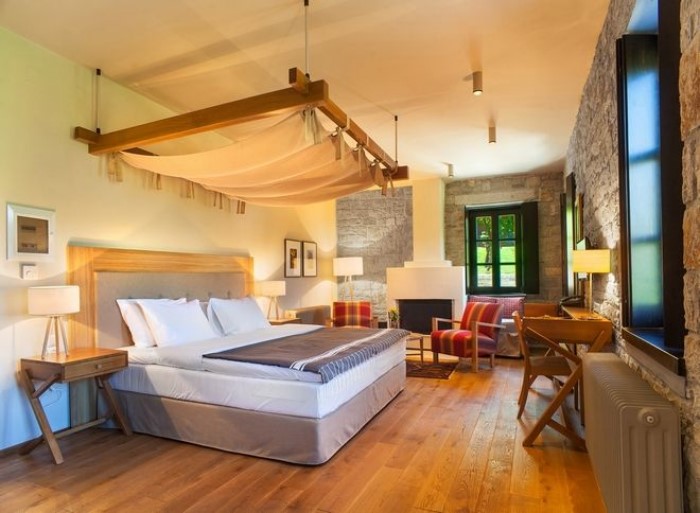 Το ελληνικό πέτρινο ξενοδοχείο που διεκδικεί την κορυφή του κόσμου