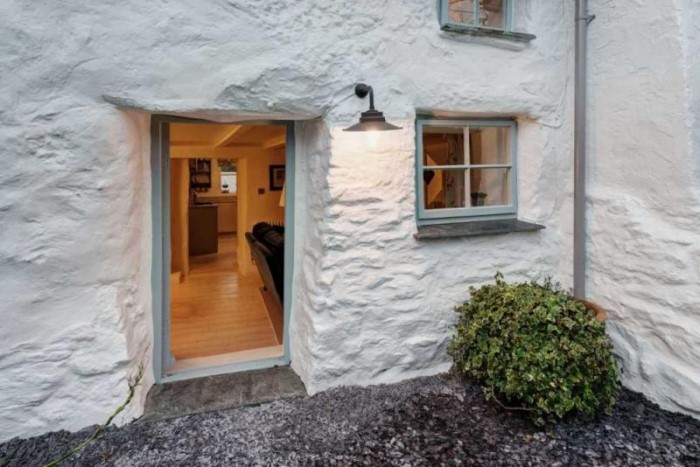 Το σπίτι ηλικίας 300 ετών που εξωτερικά δεν μοιάζει κάτι ιδιαίτερο, μέχρι να περάσεις στο εσωτερικό του