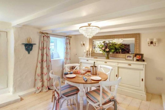 Το σπίτι ηλικίας 300 ετών που εξωτερικά δεν μοιάζει κάτι ιδιαίτερο, μέχρι να περάσεις στο εσωτερικό του